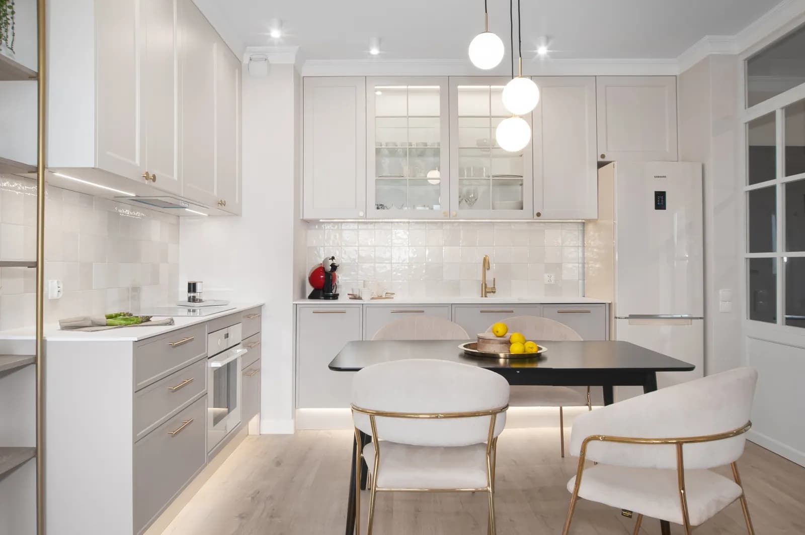 Jasna kuchnia z jadalnią w apartamencie Master Estate